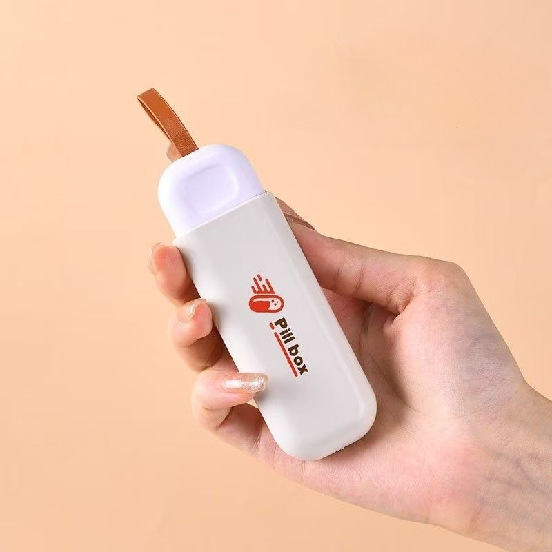 持ち運び可能な、カラフルな3つの仕切り付きの薬ケース。健康管 - Health & Wellness Unlimited のレビューと価格